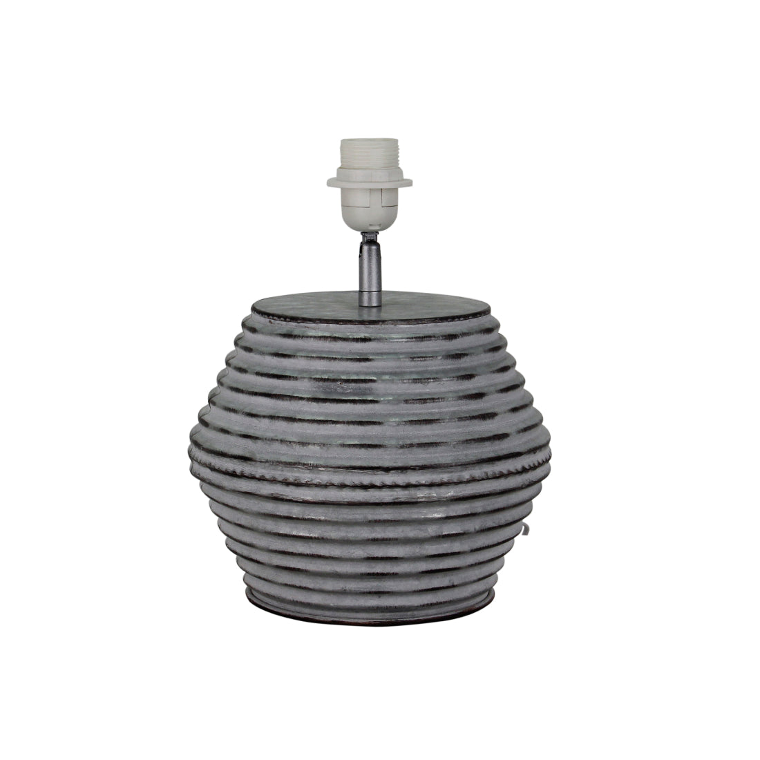 De Various Tin tafellamp in zilver heeft een Ø28 cm kap. Een moderne, stijlvolle tafellamp die een eigentijdse uitstraling biedt voor elk interieur.