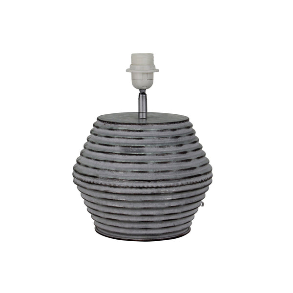 De Various Tin tafellamp in zilver heeft een Ø28 cm kap. Een moderne, stijlvolle tafellamp die een eigentijdse uitstraling biedt voor elk interieur.