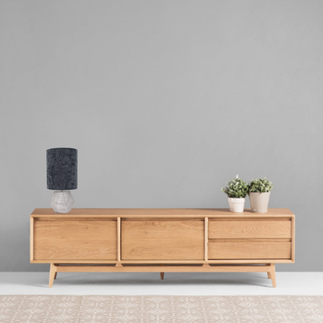 De Various Tin tafellamp in zilver heeft een Ø28 cm kap. Een moderne, stijlvolle tafellamp die een eigentijdse uitstraling biedt voor elk interieur.