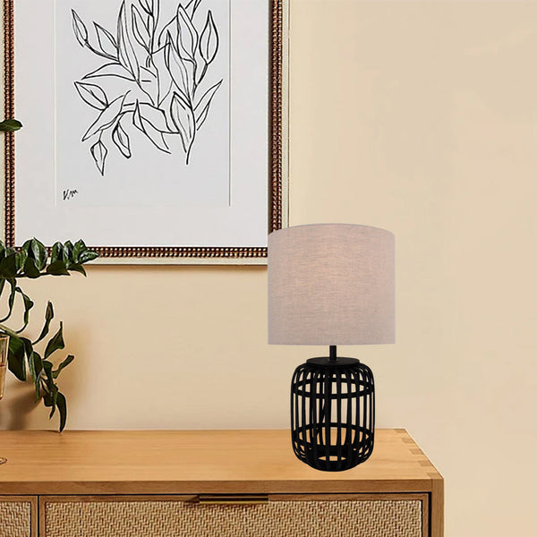 Various Woven tafellamp Ø24 cm op een bijzettafel in een boho interieur, die een warme en sfeervolle uitstraling creëert.