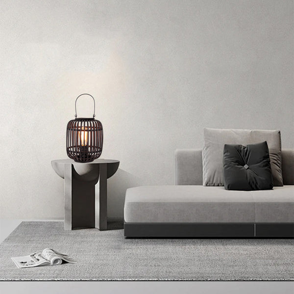 De Various Woven tafellamp in zwart heeft een Ø20,5 cm kap. Een moderne, stijlvolle tafellamp die een eigentijdse uitstraling biedt voor elk interieur.