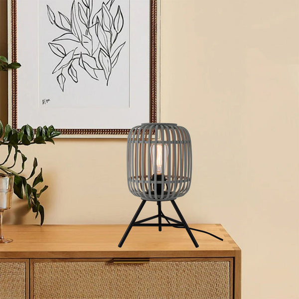 De Various Woven tafellamp in grijs heeft een Ø22 cm kap. Een moderne, stijlvolle tafellamp op 3 poten die een eigentijdse uitstraling biedt voor elk interieur.