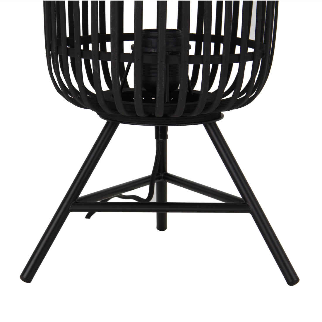 De Various Woven tafellamp in zwart heeft een Ø22 cm kap. Een moderne, stijlvolle tafellamp op 3 poten die een eigentijdse uitstraling biedt voor elk interieur.