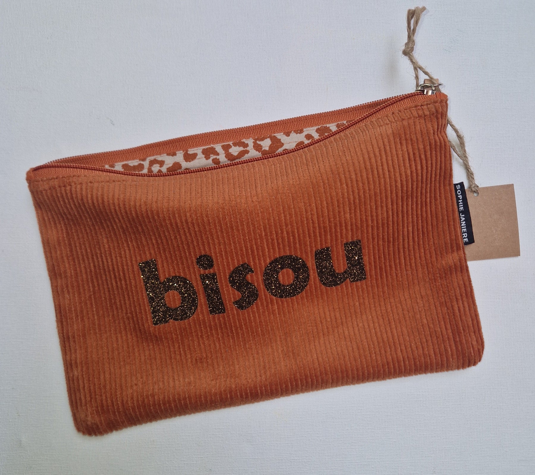 Flat velvet pouch with sequins