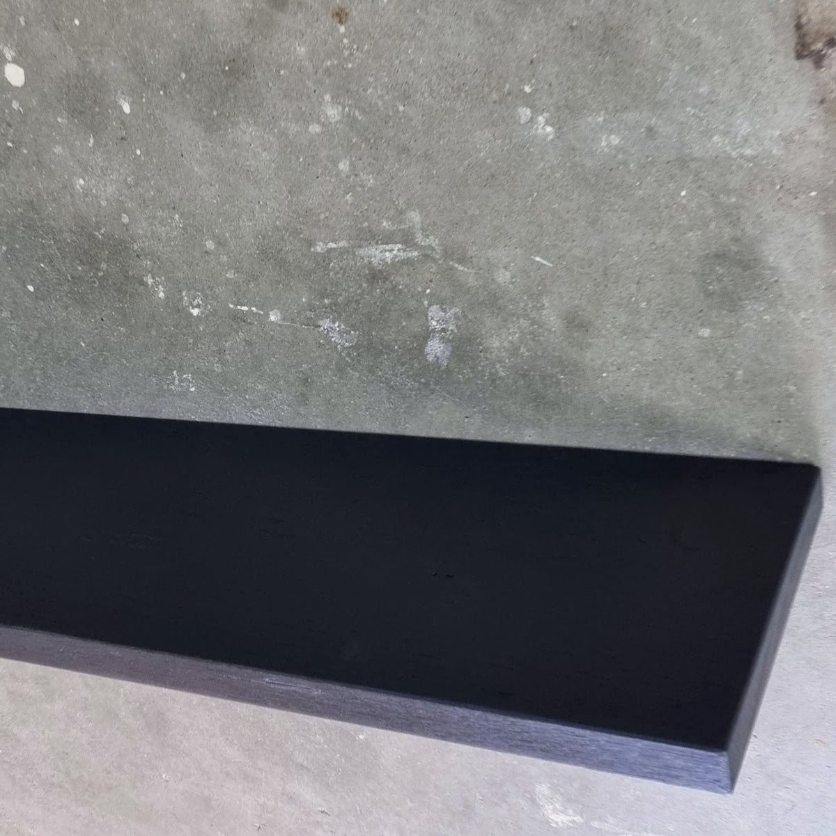 Price Stopper: Two wall shelves with brackets starting from 100 euros!