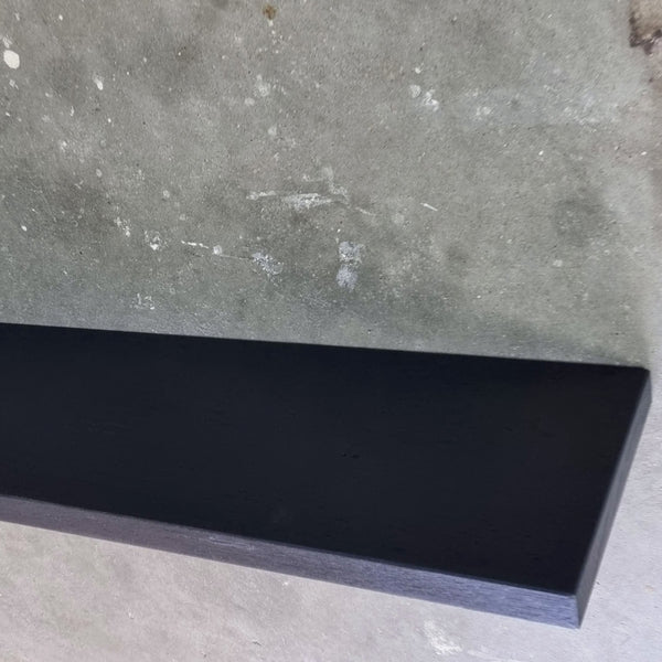 Price Stopper: Two wall shelves with brackets starting from 100 euros!