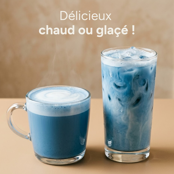 Blue latte servi chaud en mug et glacé en verre