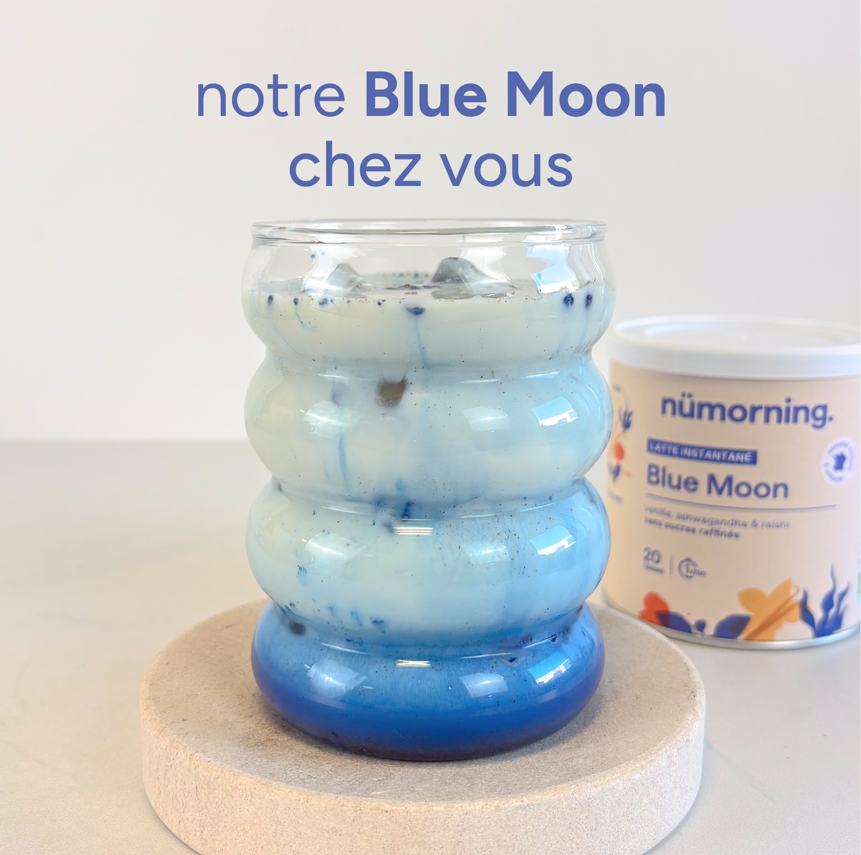 Un verre de blue latte onctueux et marbré, préparé à partir du Blue Moon de nümorning