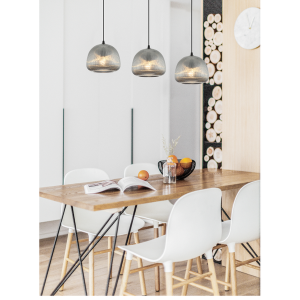 De zwarte Bra hanglamp heeft een verfijnd ontwerp en biedt een sfeervolle touch aan elke ruimte.