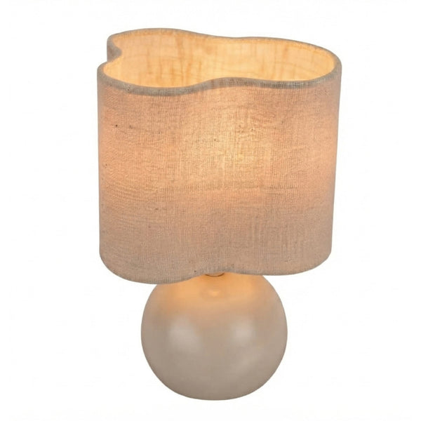 De crème Caspera tafellamp is een ware sfeermaker in Japandi-stijl. Perfect voor een gezellige ambiance in elke ruimte.