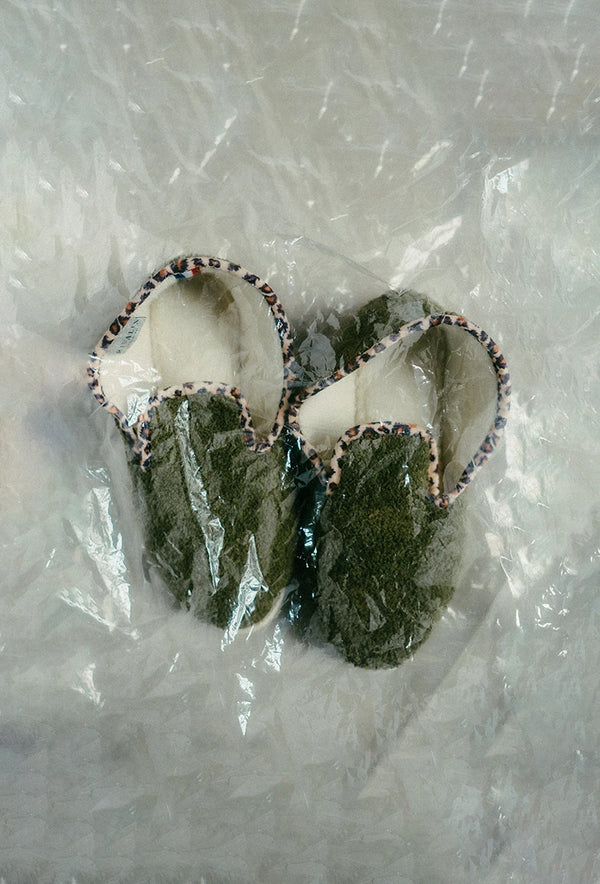 Pantoufle en éponge kaki et léopard sous plastique