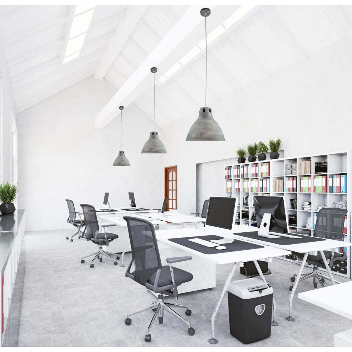 De moderne grijze hanglamp Cucina creëert een sfeervolle ambiance boven de eettafel. Perfect voor gezellige diners.