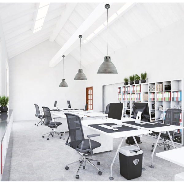 De moderne grijze hanglamp Cucina creëert een sfeervolle ambiance boven de eettafel. Perfect voor gezellige diners.