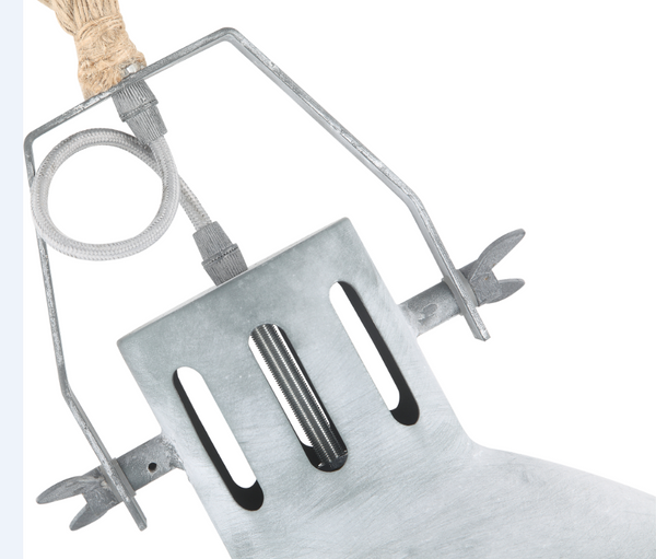 Deze detailfoto toont de lichtgrijze Indurope hanglamp met een industrieel design. Perfect voor een moderne inrichting.