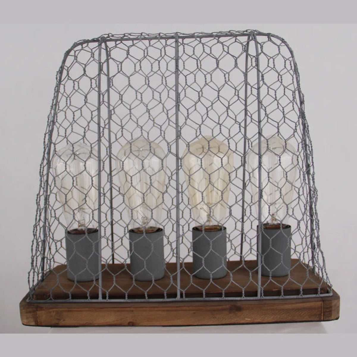 De Quattro tafellamp in beton en vintage hout brengt een warme, industriële sfeer in jouw interieur. Een echte eyecatcher!