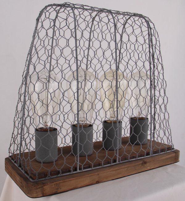 De Quattro tafellamp in beton met houten accenten voegt een industrieel accent toe aan elke tafel.