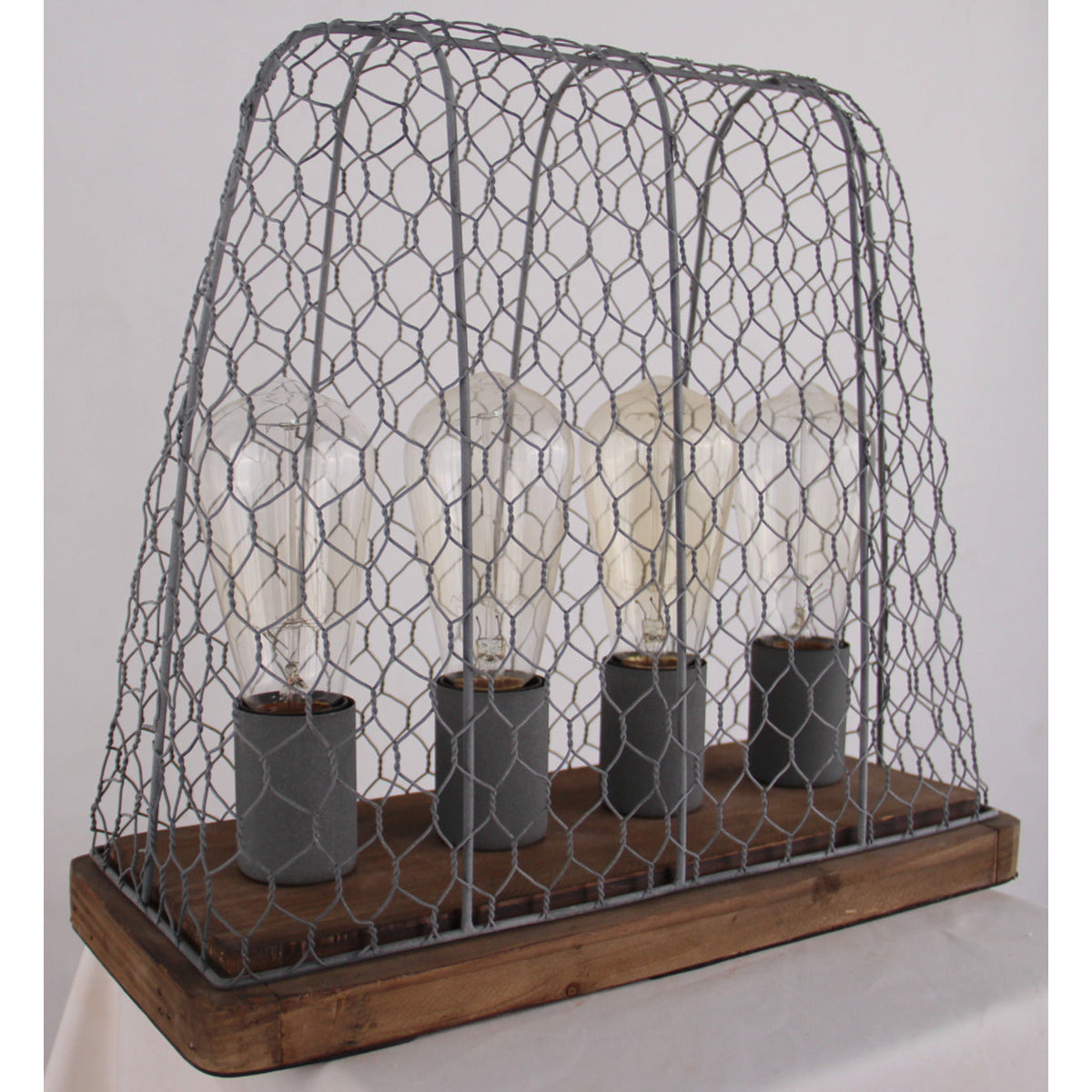 De Quattro tafellamp in beton met houten accenten voegt een industrieel accent toe aan elke tafel.