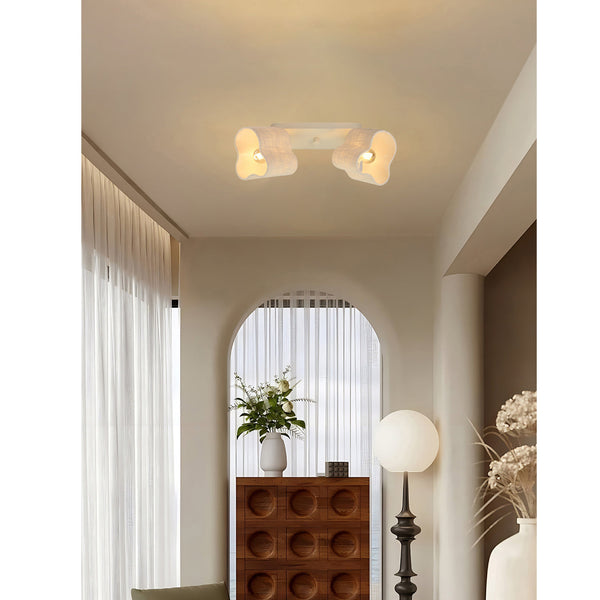 De creme Caspera plafondlamp in linnen heeft een minimalistisch Japandi-design. Perfect voor een serene en lichte sfeer.