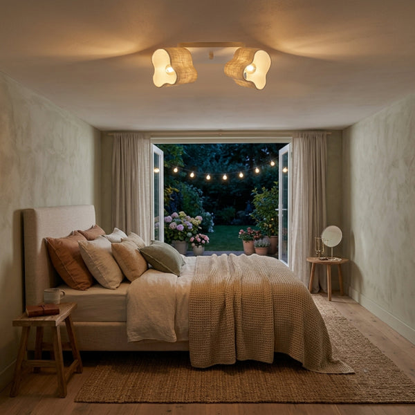 De crèmekleurige Caspera plafondlamp voegt een warme touch toe aan jouw interieur. Perfect voor een serene Japandi sfeer.