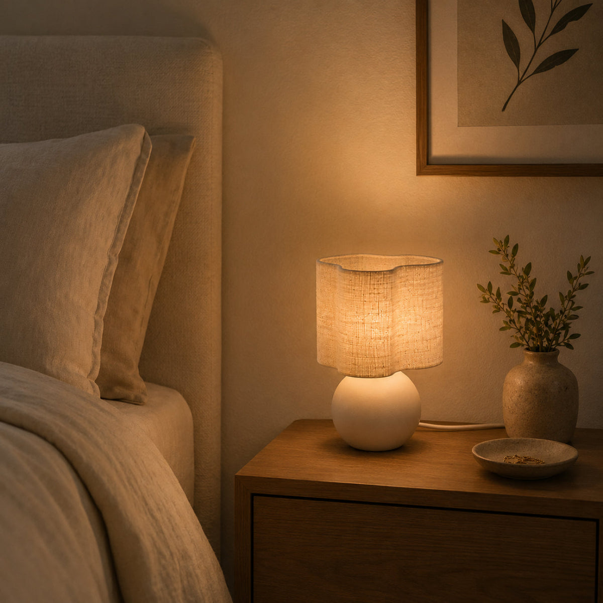 De crèmekleurige Caspera tafellamp biedt een warme, rustgevende sfeer. Perfect voor een Japandi-stijl interieur.