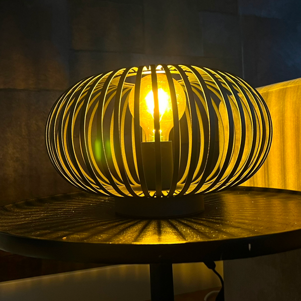 Moderne zwarte tafellamp Curvato straalt een eigentijdse sfeer uit. Perfect voor een stijlvol interieuraccent op tafel.