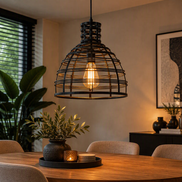 Deze zwarte Filo hanglamp voegt een industriële flair toe aan je interieur. Perfect voor een sfeervolle uitstraling.
