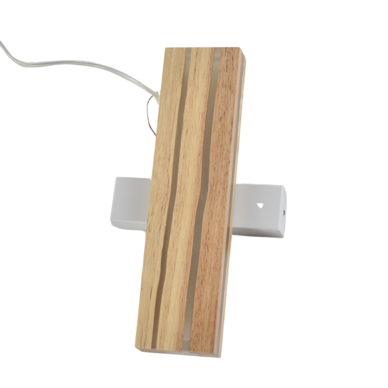 Deze houten wandlamp past perfect in een landelijke inrichting. Brengt warmte en karakter in elke ruimte.