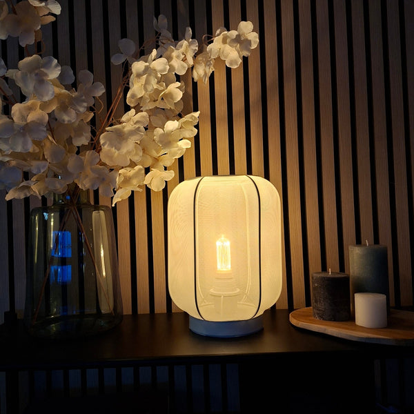 Fijne detailfoto van de crèmekleurige Lecce tafellamp. Deze lamp voegt een warme, Japandi sfeer toe aan je interieur.
