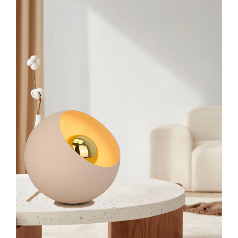 Deze beige tafellamp creëert een warme sfeer in iedere ruimte. Perfect voor een gezellig avond op de bank.