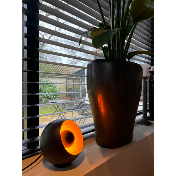 De zwarte tafellamp Occhio voegt een moderne touch toe aan je interieur. Perfect voor sfeervolle avonden en gezelligheid.