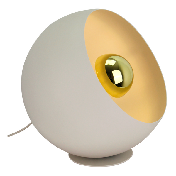 Moderne crème vloerlamp Occhio met een sfeervolle uitstraling. Perfect voor een warme en uitnodigende woonomgeving.