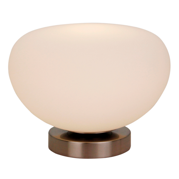 Deze stijlvolle tafellamp in zilver en transparant glas voegt een klassiek accent toe aan je interieur.