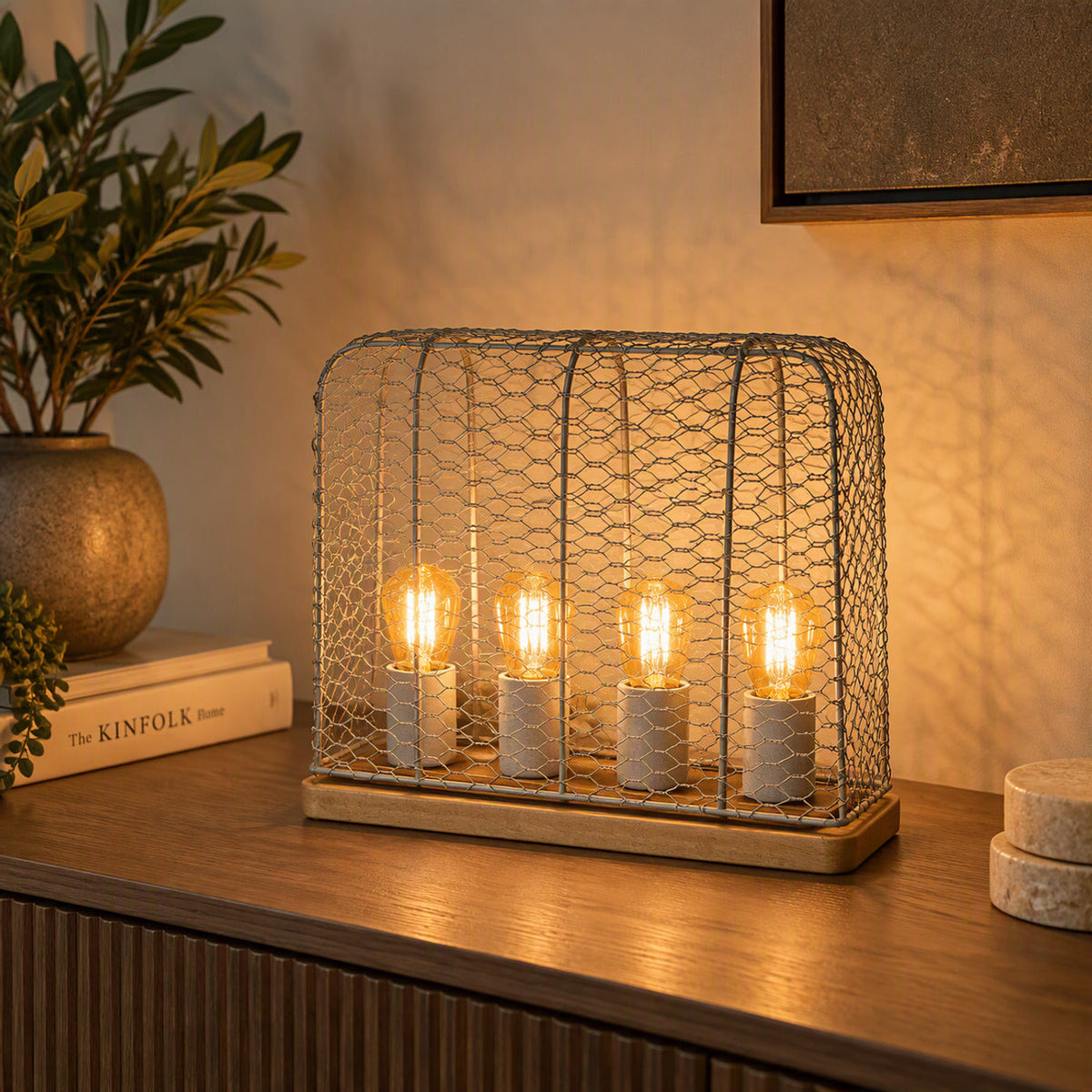 De Quattro tafellamp van hout brengt een industriële flair in jouw interieur. Perfect voor een warme, sfeervolle uitstraling.