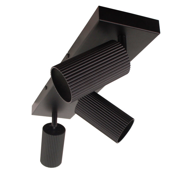 De Rigo plafondlamp in zwart metaal voegt een moderne touch toe aan je interieur. Perfect voor een sfeervolle verlichting.