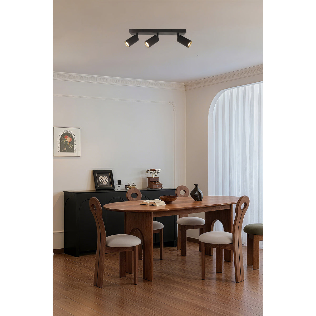 De zwarte Rigo plafondlamp voegt een moderne, industriële touch toe aan jouw interieur. Perfect voor sfeervolle ruimtes.