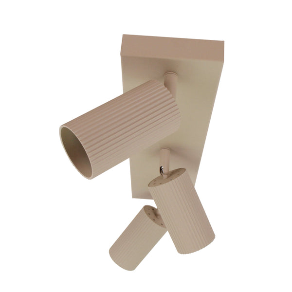 De zandkleurige Rigo plafondlamp brengt een warme, natuurlijke sfeer in elke ruimte. Perfect voor sfeervolle verlichting.