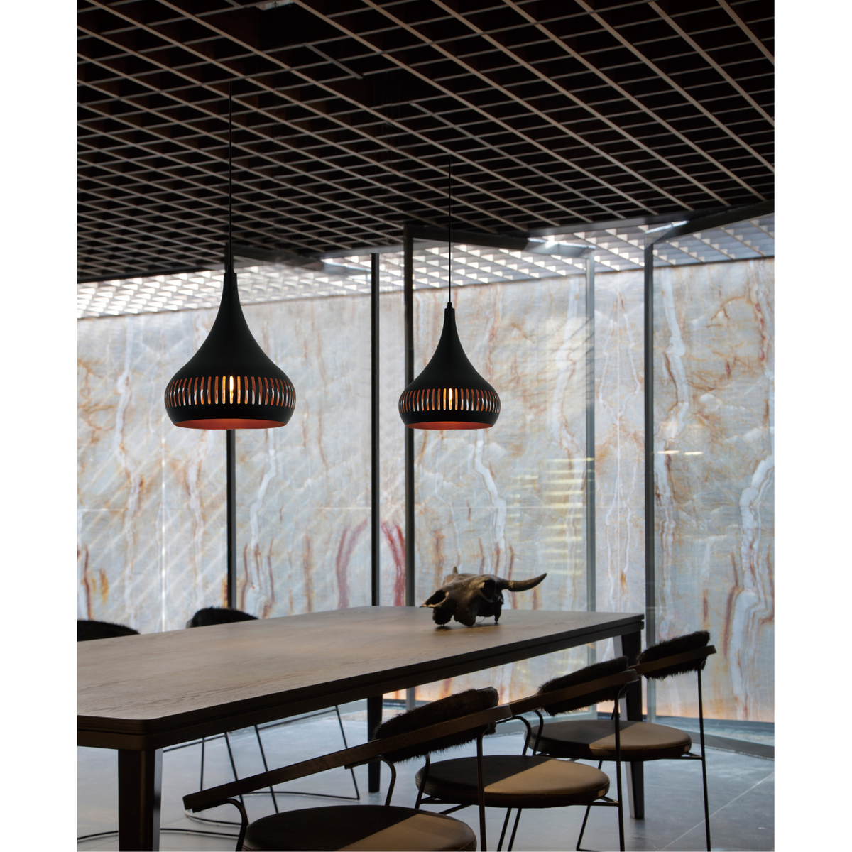 De Strisce hanglamp in zwart metaal voegt een industrieel accent toe aan je interieur. Perfect voor boven de eettafel.