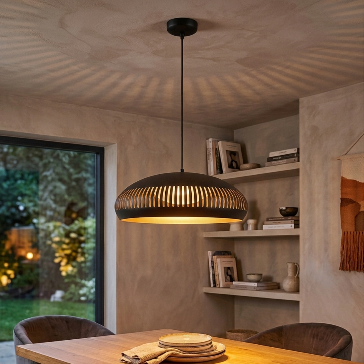 De Strisce hanglamp in zwart metaal voegt een industrieel accent toe aan je interieur. Perfect voor boven de eettafel!