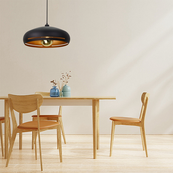 De zwarte Striscia hanglamp voegt een moderne flair toe aan je interieur. Perfect voor boven de eettafel of in de woonkamer.