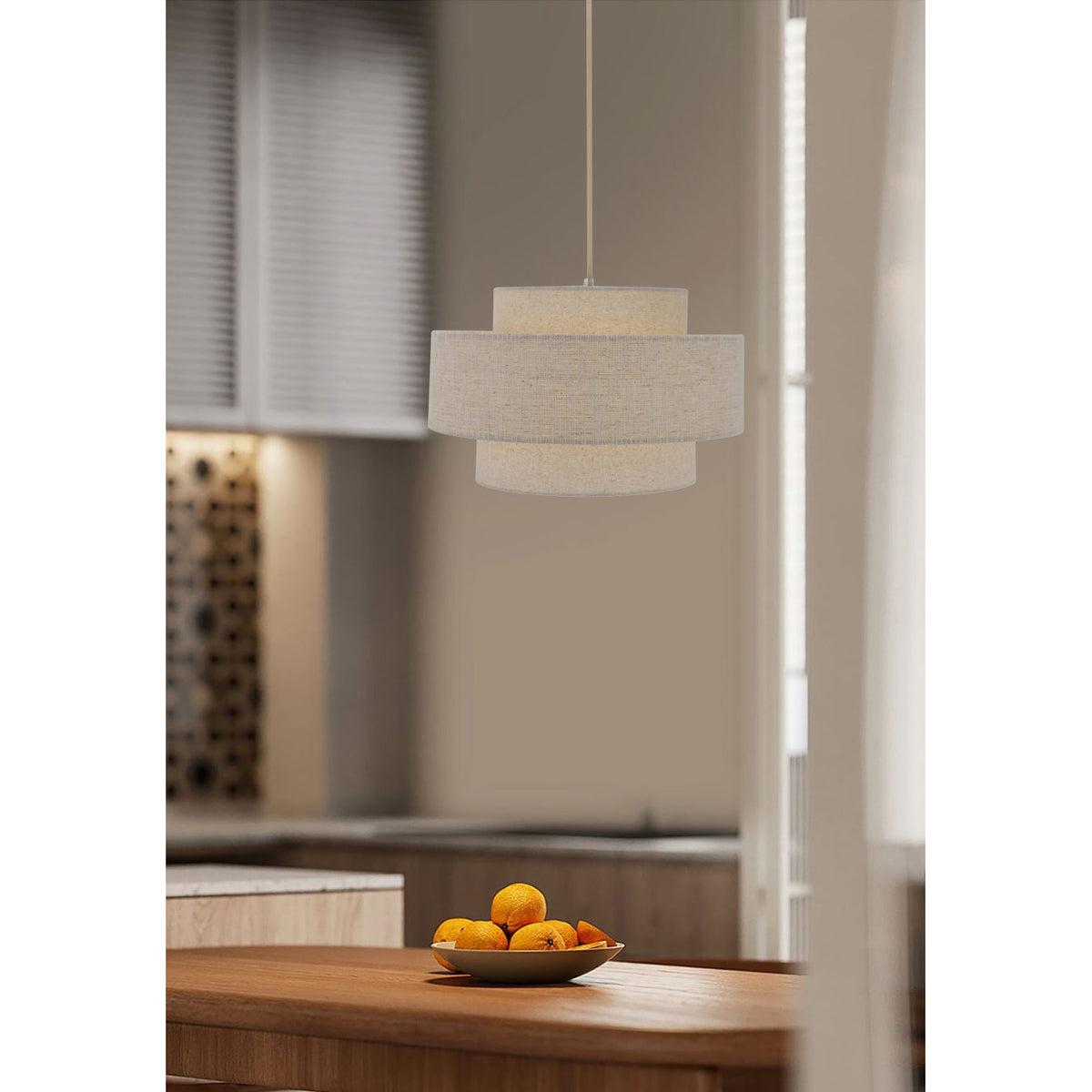 De beige Trilo hanglamp voegt een warme, Japandi sfeer toe aan je interieur. Perfect voor een gezellige eet- of woonkamer.