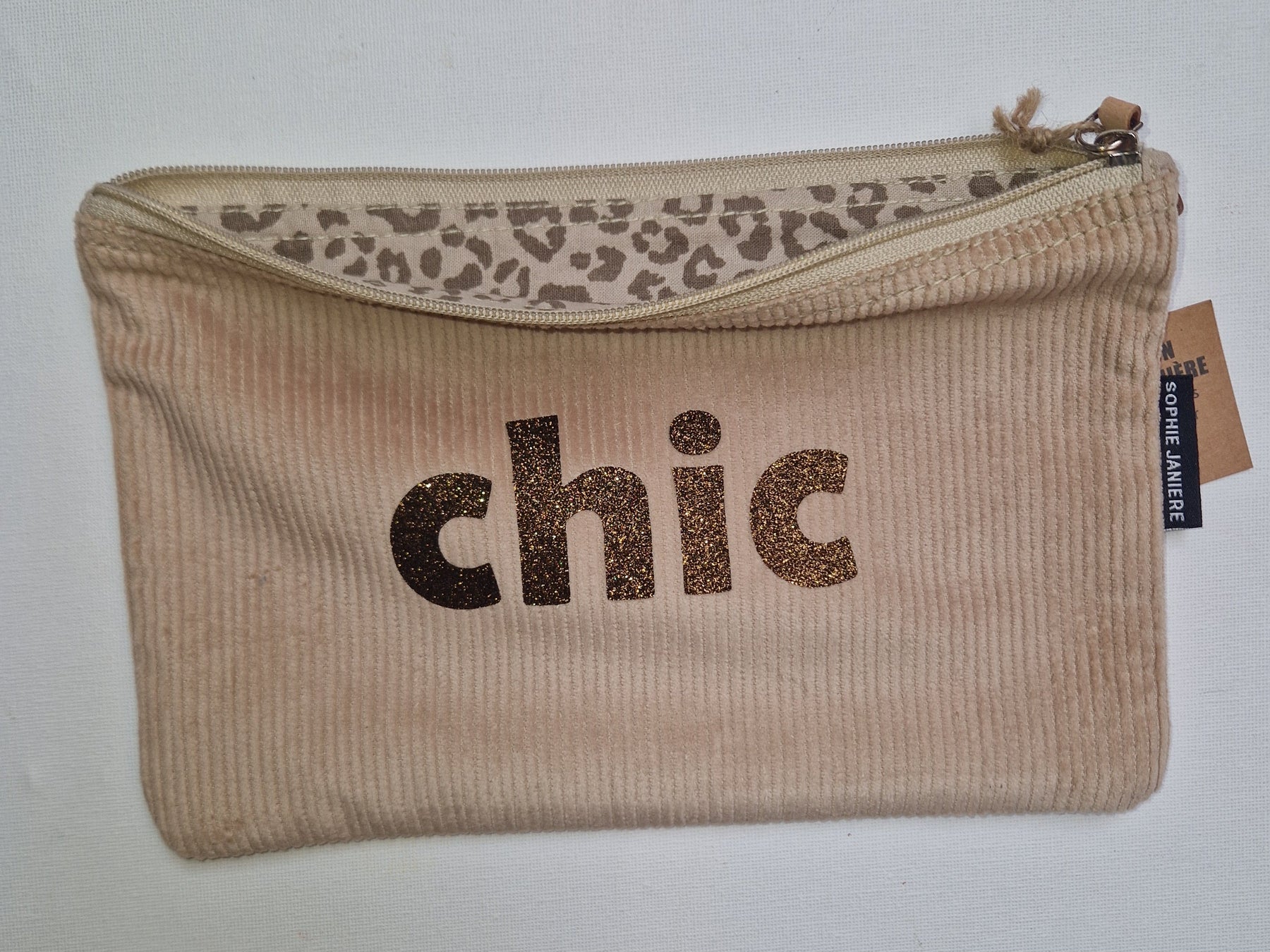 Flat velvet pouch with sequins