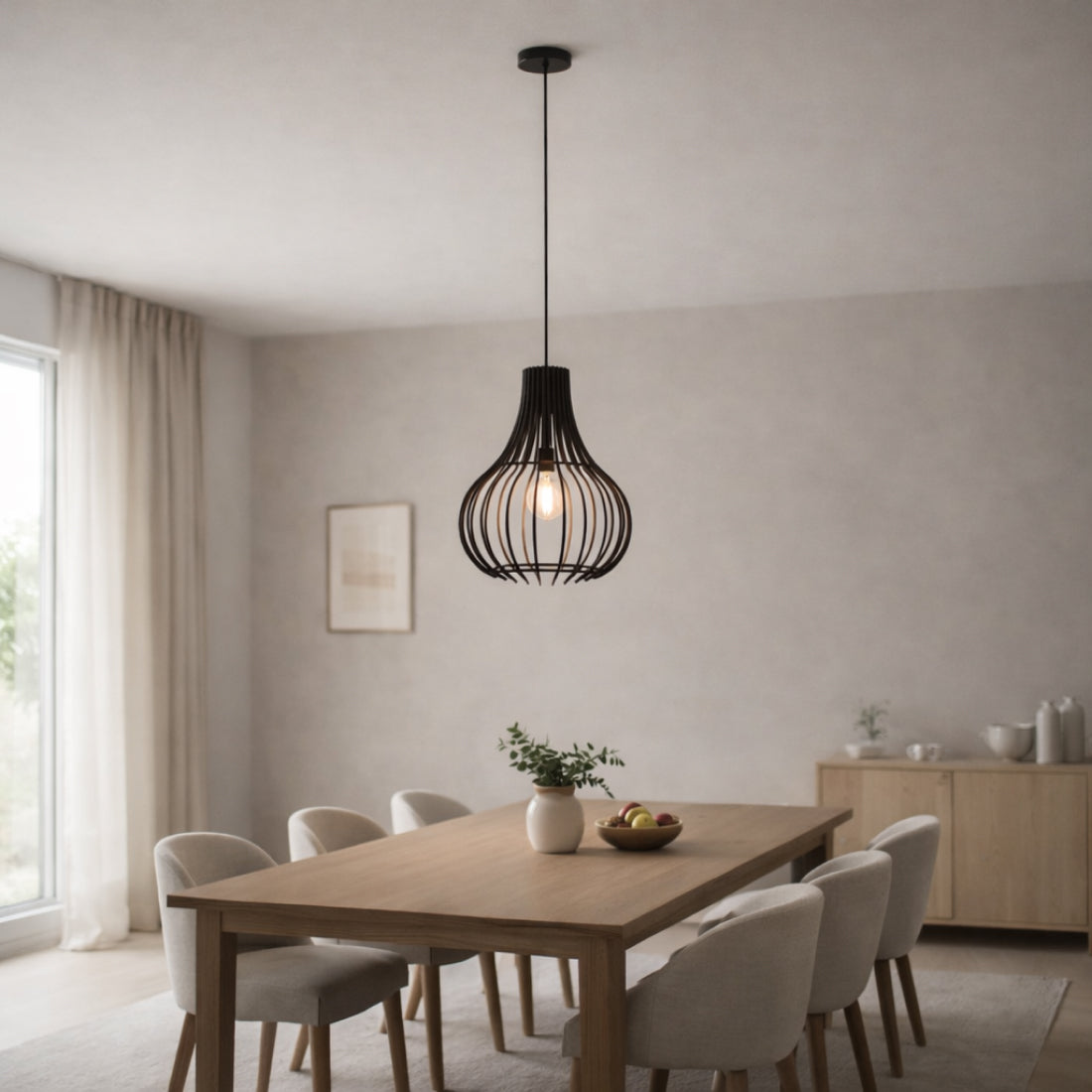 De zwarte Goccia hanglamp brengt modern design naar bovenkamers. Een verfijnde keuze die elke ruimte laat stralen.
