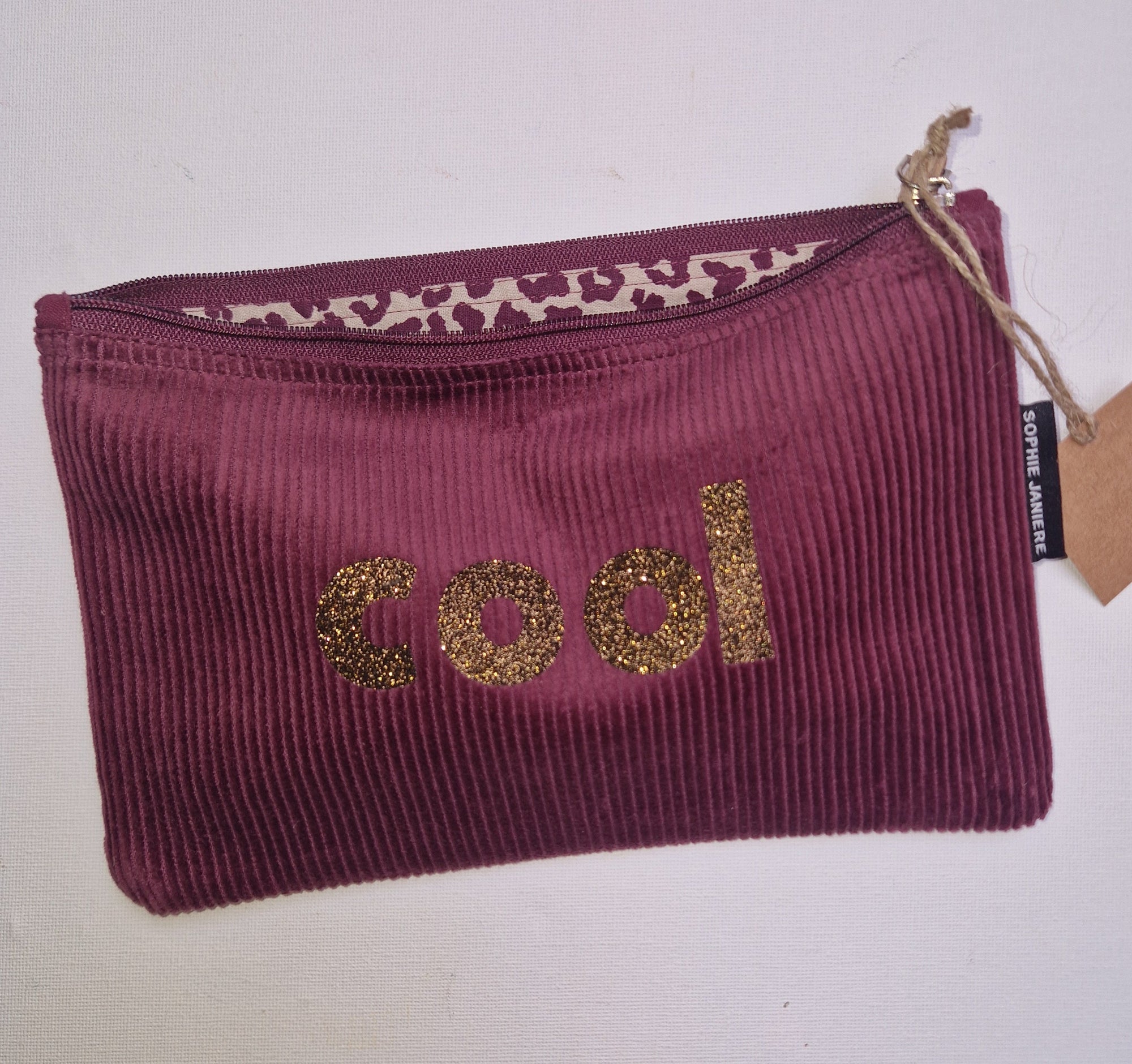 Flat velvet pouch with sequins