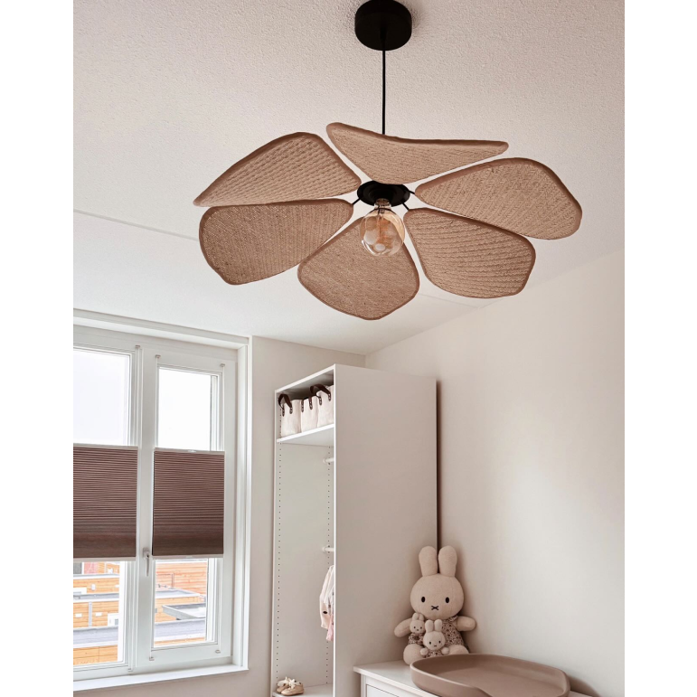 Dichtbijzicht van de bohemian naturel hanglamp Corvo. Een unieke toevoeging die warmte en sfeer brengt in jouw interieur.