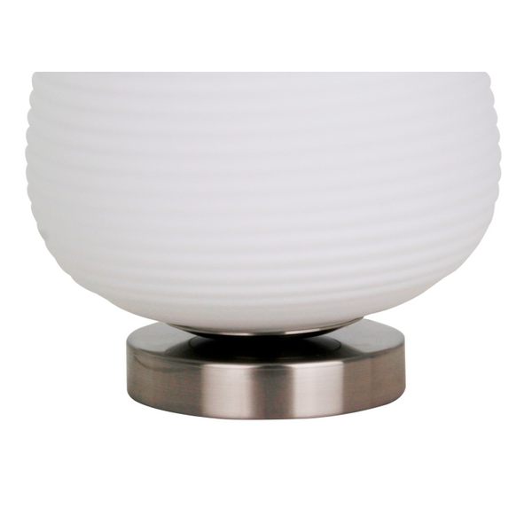 De Costola tafellamp in zilver brengt een moderne flair in uw interieur. Perfect voor sfeervolle avonden aan tafel.