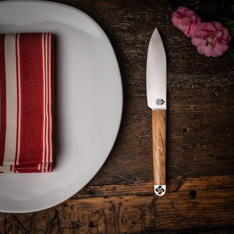Le couteau basque de table-l'authentique couteau basque traditionnel pour la table.