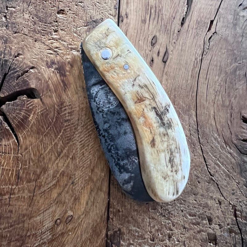 Le couteau basque du berger-l'authentique couteau basque traditionnel en corne de manech et sa lame en acier carbone.