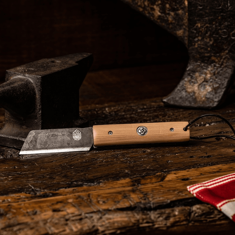 couteau-basque-mini-handia-coutellerie-basque-traditionnel-artisanal-lame-acier-carbone-bois-de-genevrier-argent