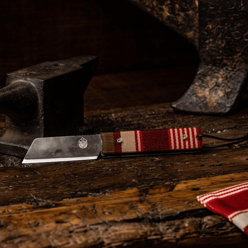 couteau-basque-mini-handia-coutellerie-basque-traditionnel-artisanal-lame-acier-carbone-tissu-lartigue-1910-inclusion-resine