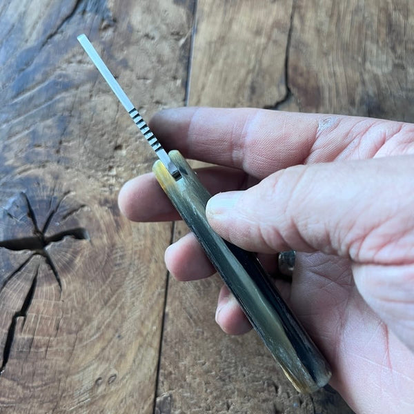 couteau-basque-pliant-grand-baskokami-corne-de-manech-lame-acier-carbone